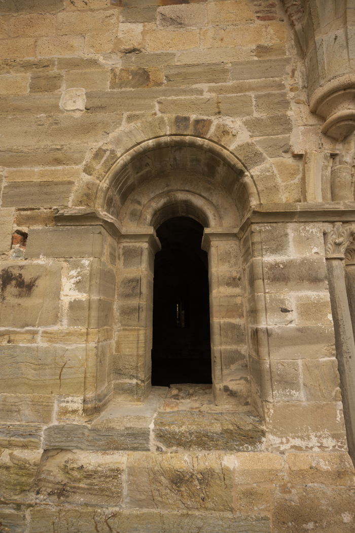 Ventana única de la portada de la sala capitular del monasterio de Carracedo